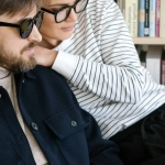Уютное домашнее пространство для изучения языков с книгами и чаем